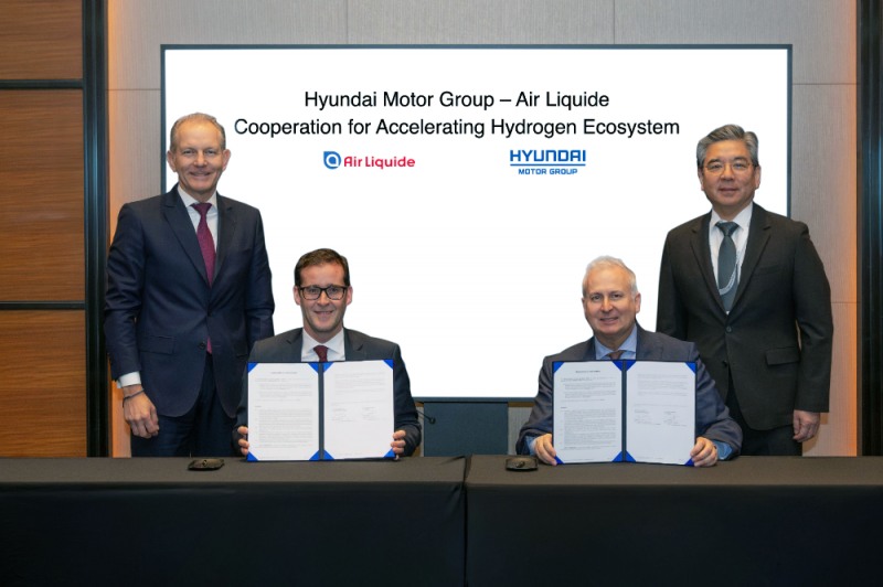 현대자동차그룹과 에어리퀴드(Air Liquide)는 글로벌 CEO 협의체인 수소위원회(Hydrogen Council)’의 공동 의장사로서 지난 4일 수소 생태계 확대를 위한 전략적 협력을 체결했다고 5일 밝혔다. 사진 오른쪽부터 현대차그룹 장재훈 부회장, 에너지&수소사업본부장 켄 라미레즈 부사장, 에어리퀴드그룹 수소 에너지 부문 에르윈 펜포니스 부사장, 프랑수아 자코브 회장이 기념촬영을 하고 있다./현대자동차그룹 제공