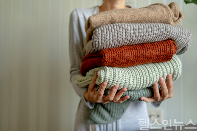 정전기는 겨울철 건조한 공기와 마찰이 겹쳐 발생하며, 실내 습도 관리와 옷감 선택만으로도 일상 속 불편함을 크게 줄일 수 있다. (이미지 제공=클립아트코리아)