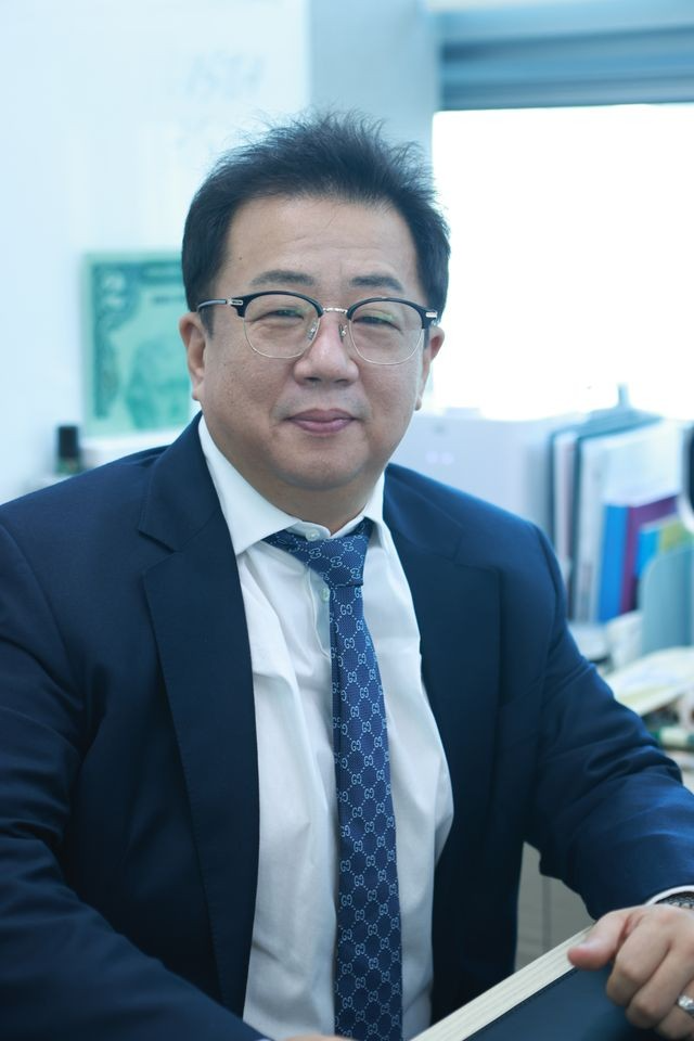 비스타컨설팅연구소(주) 대표이사 신승만(경제학 박사)- 공공정책 연구 경력 21년, 정책분석평가사 1급, 소상공인지도사 1급- 前 소상공인시장진흥공단 조사연구부 연구위원- 前 건국대, 남서울대, 한세대, 한서대, 백석대 등 외래교수 역임