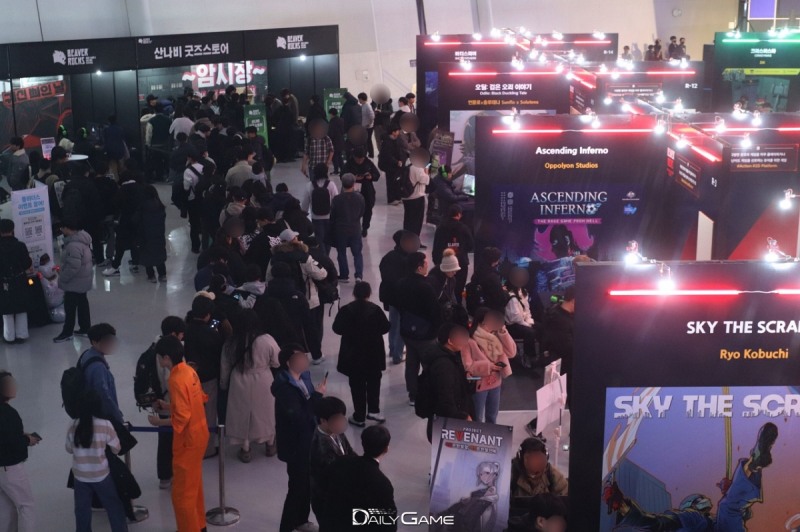 '산나비' 굿즈 스토어에는 첫 날 부터 관람객이 몰려들었다.