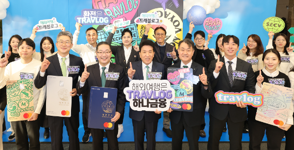 하나금융그룹은 5일 오전 하나은행 을지로 본점에서 국내 해외여행 대표 플랫폼인 '트래블로그' 서비스 가입자 '1,000만 돌파 축하' 기념 행사를 가졌다.이날 기념 행사에 참석한 함영주 하나금융그룹 회장(앞줄 왼쪽 네 번째) 이호성 하나은행장(왼쪽 세 번째), 성영수 하나카드 대표이사(왼쪽 다섯 번째)가 그룹 임직원들과 함께 트래블로그 서비스 가입자 1,000만을 돌파를 축하하며 기념촬영을 하고 있다.