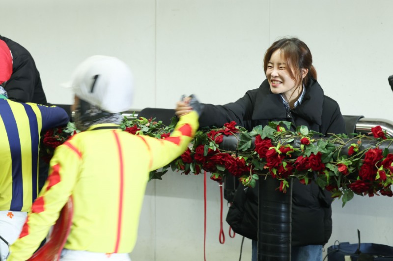 경주로의 여왕도 끝내 참을 수 없었던 눈물...기수 김혜선의 마지막 기승