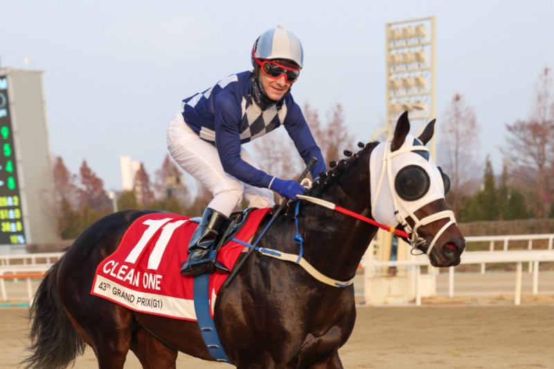 경주로의 여왕도 끝내 참을 수 없었던 눈물...기수 김혜선의 마지막 기승