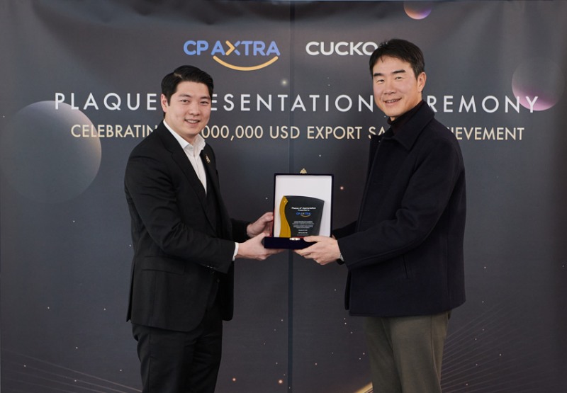 쿠쿠 구본학 대표(우)가 CP 엑스트라 타닛 치라바논 대표(좌)에게 감사패를 전달했다