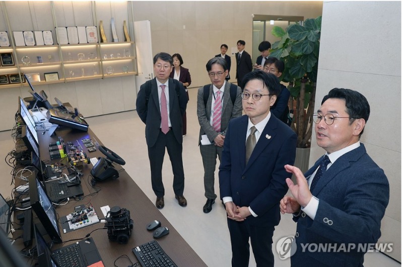 산업통산부가 5일 영국의 반도체설계업체 Arm과 손잡고 반도체 설계인력 1400명을 양성하는 양해각서(MOU)를 체결했다고 밝혔다. 사진=연합뉴스