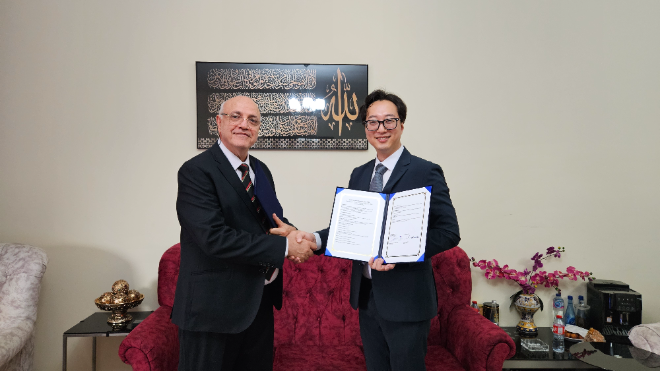 왼쪽부터 Akram A. Issa 대표와 고호준 대표