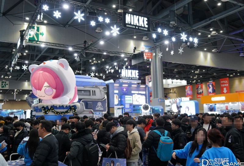 복도를 지나기 힘들 만큼 AGF 최고의 인기를 누렸던 '승리의 여신: 니케' 부스.