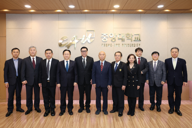 중앙대, 태국 상임위원장단 방문 기념사진. (왼쪽부터) 중앙대 김연명 교수, 이형환 다빈치캠퍼스부총장, 태국 슈차랏 촌삭피팟 상원 ‘농도시 경제회랑 개발 연구그룹’ 위원, 중앙대 박광용 교학부총장, 태국 캄폰 수파팽 위원장, 폰뻔 통쓰리 위원장, 니웻 판짜런워라쿨 위원장, 차야난트 티야트라칸차이 위원장, 학교법인 중앙대 고석범 상임이사, 중앙대 이찬규 행정부총장, 성맹제 연구부총장. (사진제공=중앙대)