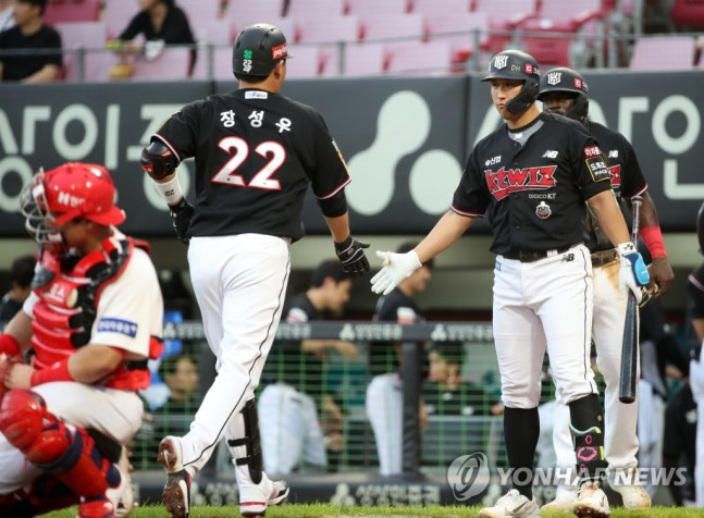 장성우 맞이하는 황재균