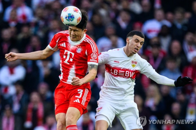 슈투트가르트와의 경기에 출전한 김민재(왼쪽) / 사진=연합뉴스