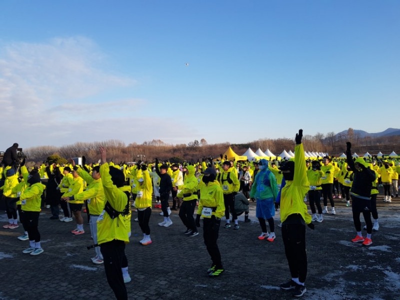 몸 푸는 '롱 런' 기부 마라톤 참가자들 / 출처=연합뉴스