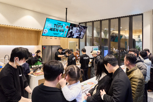 중기부 주관 ‘온라인 브랜드 소상공인 육성사업'(TOPS 프로그램)’을 통해 최종 선정된 소상공인 식당이 지난 6일 서울 영등포구 더현대서울 6층에서 ‘TOP3 셰프의 식탁’ 팝업 스토어를 열고 시식 메뉴를 제공하고 있다. / 사진 = 우아한형제들