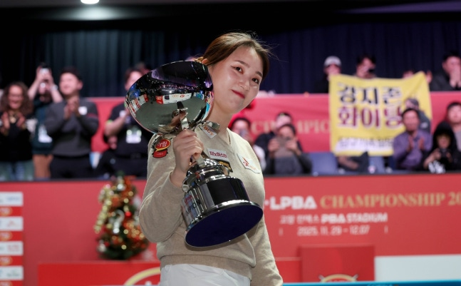 4년 만에 우승 트로피를 든 강지은 / 사진=PBA 제공. 연합뉴스