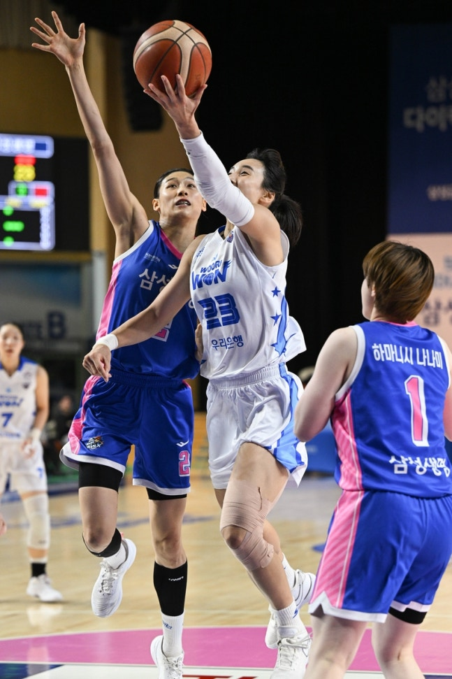 우리은행 김단비(23번)의 슛 / 사진=WKBL 제공