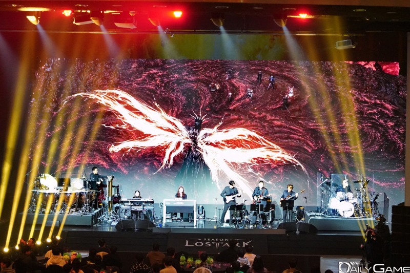 로스트아크 '2025 윈터 쇼케이스', 화려한 미디어 아트 공연과 함께 시작