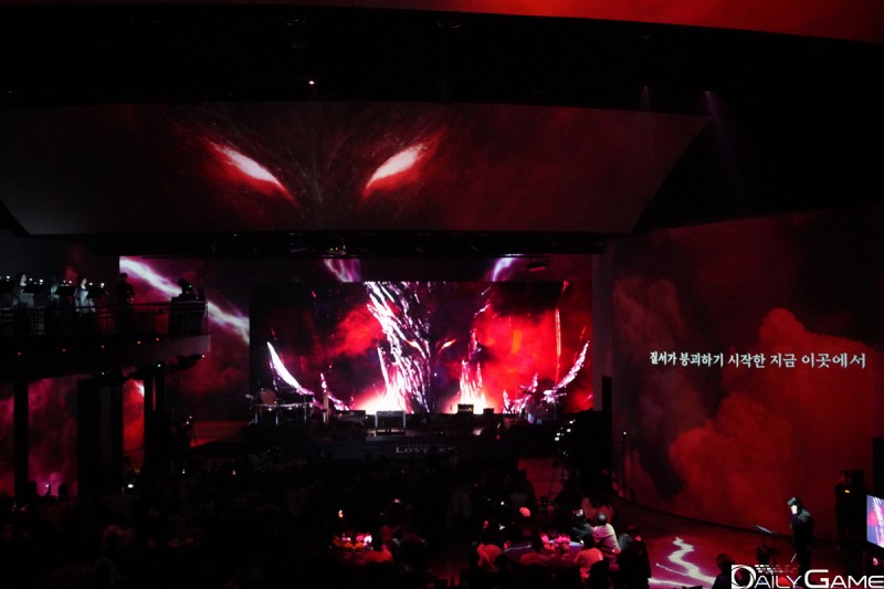 로스트아크 '2025 윈터 쇼케이스', 화려한 미디어 아트 공연과 함께 시작