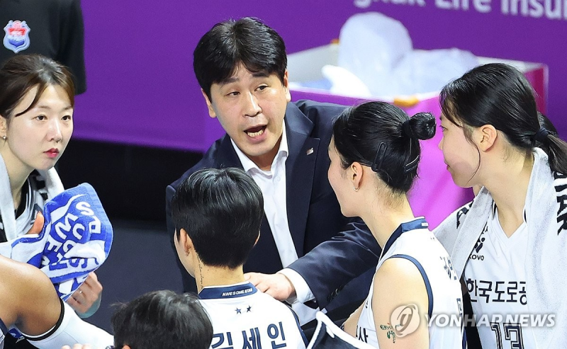 작전 지시하는 도로공사 김종민 감독 / 사진=연합뉴스