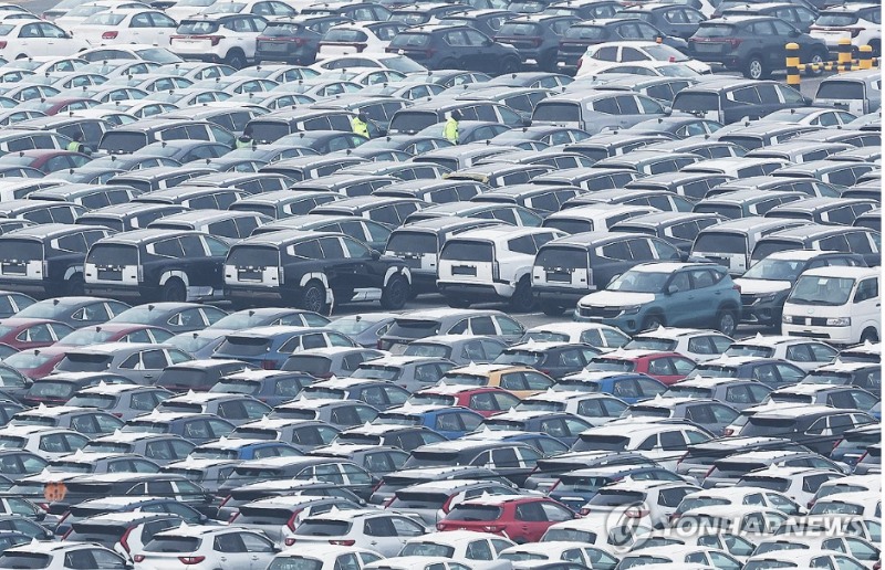 중국기업들은 2023년 2분기부터 자종차 배터리 철강제품을 중심으로 저가공세에 나서면서 한국기업들의 가격 인하 압박요인으로 작용하고 있는 것으로 나타났다. 사진=수출용 차량, 연합뉴스