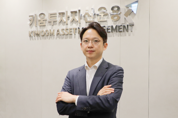 키움투자자산운용은 9일 ‘KIWOOM 미국S&P500&GOLD ETF’가 유가증권시장에 신규 상장한다. 신규 ETF와 관련해 이경준 본부장이 설명을 하고 있다.