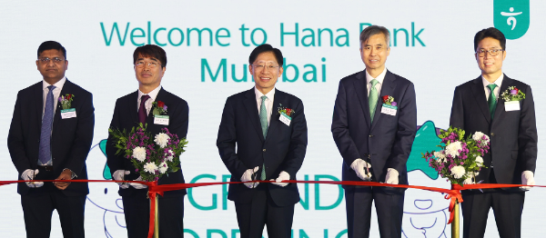 하나금융그룹은 글로벌시장에서의 영향력을 키워가고 있는 인도에서 글로벌 비즈니스를 확대하기 위해 지난 3일과 5일(현지시간) 인도 '데바나할리'와 '뭄바이'에 연이어 신규 지점을 개설했다.5일 '뭄바이 지점' 개점식에 참석한 강성묵 하나금융그룹 부회장(사진 왼쪽에서 세번째)이 내외빈과 함께 테이프 커팅식을 진행하고 있다.사진 왼쪽부터 Sandesh Shinde 아다니그룹 재무총괄, 김정철 포스코 법인장, 강성묵 하나금융그룹 부회장, 유동완 주뭄바이총영사관 총영사, 이도연 뭄바이 지점장.