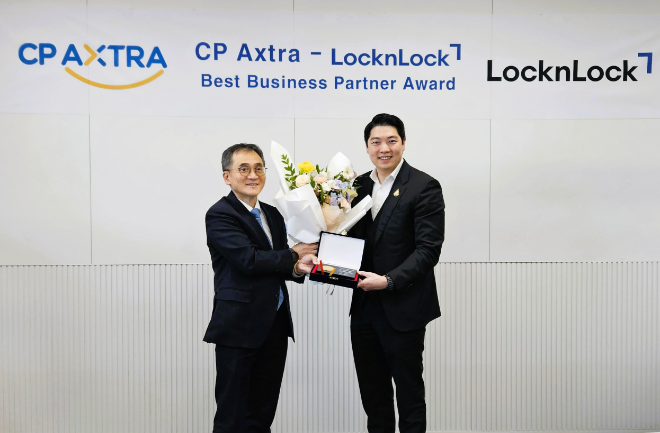 이영상 락앤락 대표(왼쪽)가 지난 5일 열린 태국 유통그룹 CP Axtra와 파트너십 미팅 후 기념사진을 촬영하고 있다. ⓒ락앤락