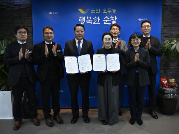 '지역상생발전 및 지역소멸 대응을 위한 업무협약식'에서 최영일 순창군수(왼쪽 세번째)와 대상 김경숙 ESG경영실장(왼쪽 네번째) 등 관계자들이 기념사진을 찍고 있다.