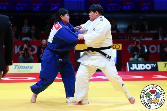 결승에서 맞붙은 이현지(오른쪽)와 김하윤 / 사진=IJF 홈페이지 캡처. 연합뉴스