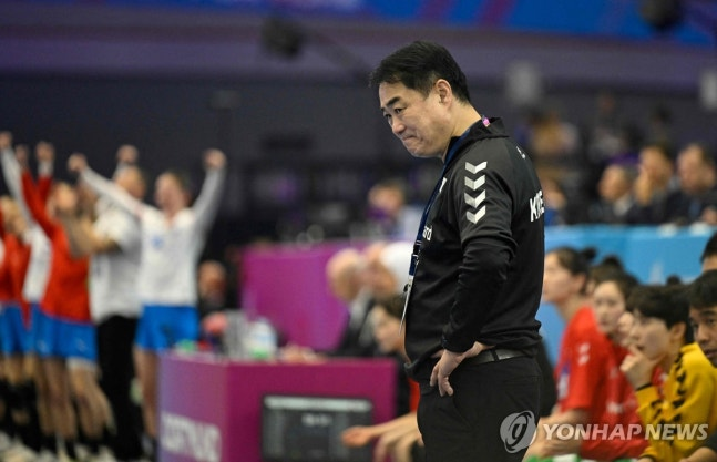 체코전에서 아쉬워하는 한국 이계청 감독 / 사진=연합뉴스
