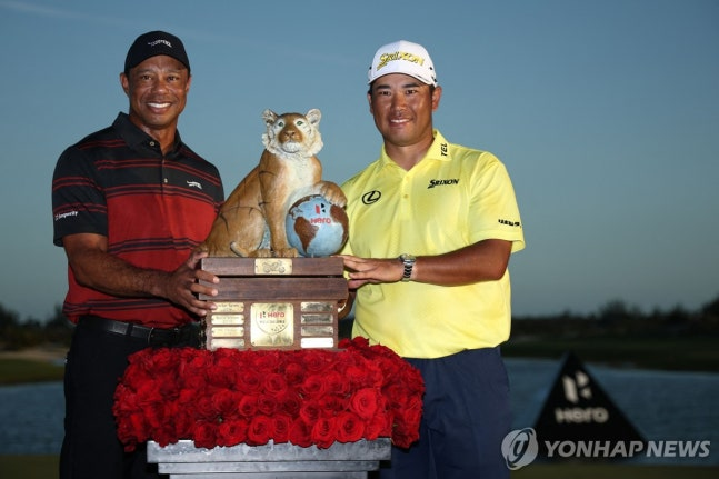 주최자 타이거 우즈(왼쪽)와 우승자 마쓰야마 히데키 / 사진=연합뉴스