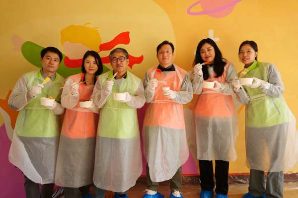 미래에셋증권과 과학기술인공제회가 지난 5일 서울 용산구 원효초등학교에서 합동 벽화 그리기 봉사활동을 진행했다.