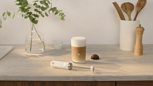 네스프레소는 이번에 콜드폼 전용 휴대형 우유 거품기 '나노포머'와 테이블웨어 제품군 '메종 컬렉션'을 동시에 선보였다. (이미지 제공=네스프레소)