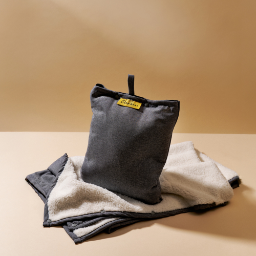 소노스퀘어가 감성 라이프스타일 브랜드 ‘슬립오버(Sleepover)’의 블랭킷 제품을 티웨이항공 기내 티샵(t’shop)을 통해 론칭했다. (이미지 제공=소노스퀘어)