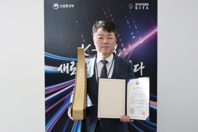 (지난 4일 서울 삼성동 코엑스에서 열린 ‘제62회 무역의 날 기념식’에서 김남중 코스맥스엔비티 대표가 수출의 탑 수상 기념사진을 촬영하고 있다.)