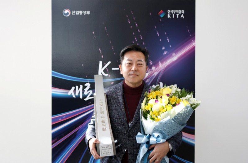 (지난 4일 서울 삼성동 코엑스에서 열린 ‘제62회 무역의 날 기념식’에서 권순구 코스맥스바이오 해외영업본부장이 수출의 탑 수상 기념사진을 촬영하고 있다.)