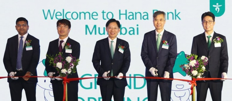 강성묵 하나금융그룹 부회장(왼쪽 세 번째)이 지난 5일(현지시각) 열린 하나금융 인도 뭄바이지점 개점식에서 내외빈과 함께 테이프 커팅식을 하고 있다. / 사진=하나금융 제공