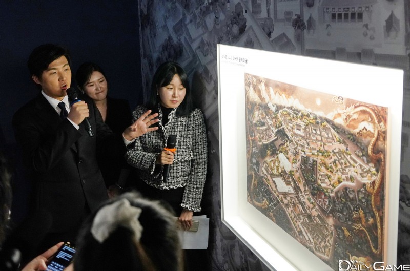 조길현 대표와 곽희원 학예연구사가 전시 내용을 소개했다.