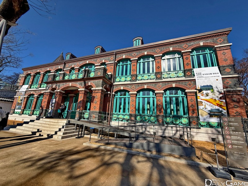 내년 3월1일까지 행사가 진행되는 덕수궁 돈덕전.