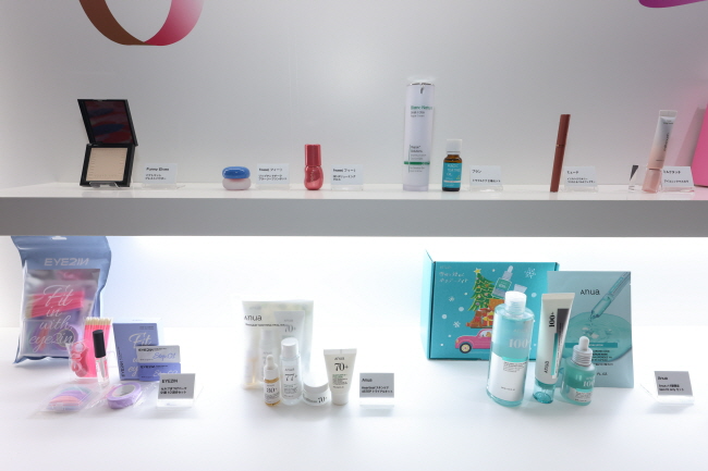 지난 8일 일본 도쿄에서 열린 큐텐재팬 메가 뷰티 어워즈 행사장에 진열된 뷰티 제품들. /이베이재팬