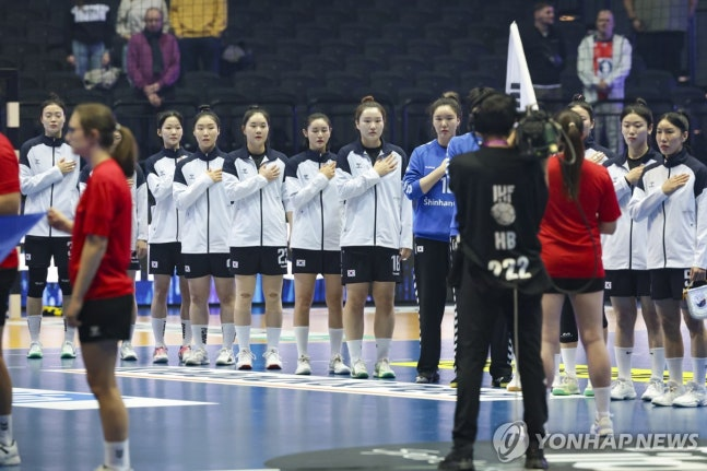 브라질과 결선리그 경기 시작 전 국민의례를 하는 한국 선수단. / 사진=연합뉴스