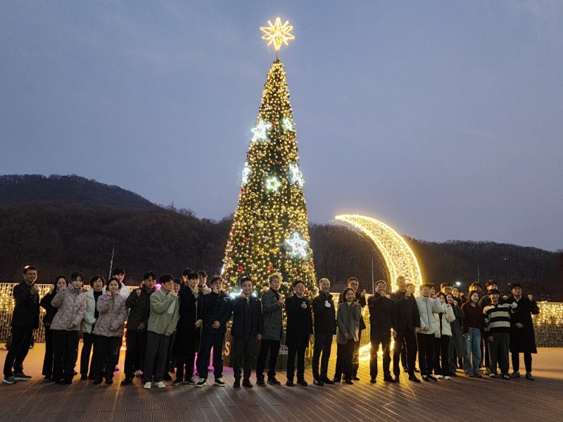 대형크리스마스 트리가 설치된 광명스피돔, 경륜경정총괄본부관계자들이 점등식을 마치고 기념사진을 촬영하고 있다.