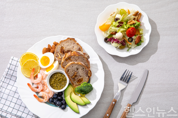 기름진 음식을 줄이고 채소·통곡물을 늘린 ‘건강한 저지방 식단’은 장기적으로 여성의 균형 잡힌 건강에 도움을 줄 수 있다. (이미지 제공=클립아트코리아)