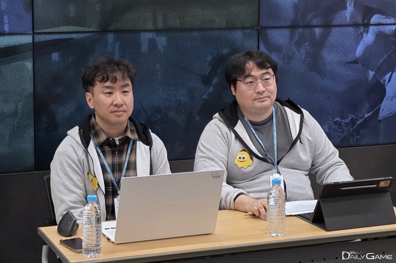 왼쪽부터 '리니지2 레볼루션' 전태현 개발실장, 고영민 기획팀장.
