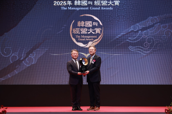 9일 서울 중구 신라호텔에서 열린 ‘2025 한국의 경영대상’에서 김연성 한국고객만족경영학회장과 조영서 KB국민은행 AI·DT추진그룹 부행장(오른쪽)이 기념촬영을 하고 있다.