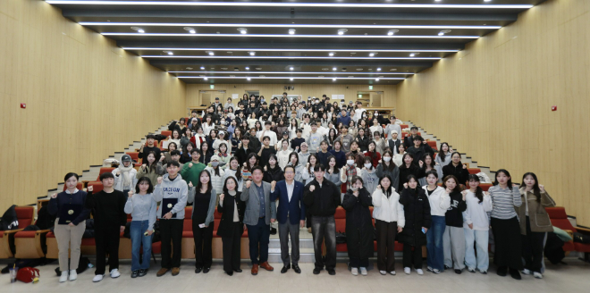 가천대가 해외파견에 앞서 지난 4일 대학 가천관에서 장학증 수여식을 개최하고 기념사진을 촬영하고 있다. (사진제공=가천대)