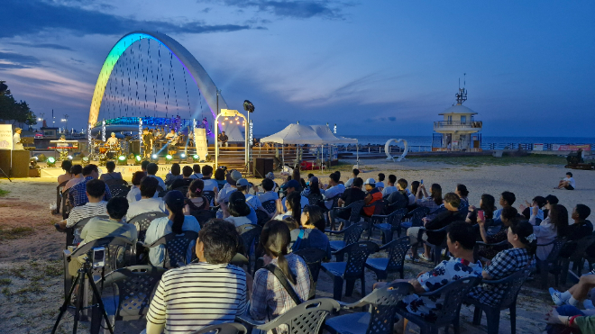가톨릭관동대 실용음악전공 지역 주민과 함께하는 공연 모습. (사진제공=가톨릭관동대)