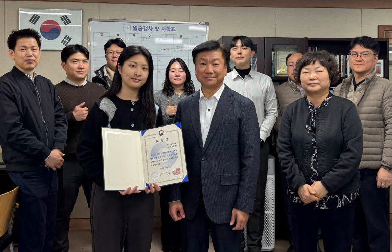 한국소방안전원 대구경북지부 조유정 주임(사진 앞줄 맨 왼쪽)이 소방청에서 우수직원 표창장을 수여 받았다./한국소방안전원 대구경북지부