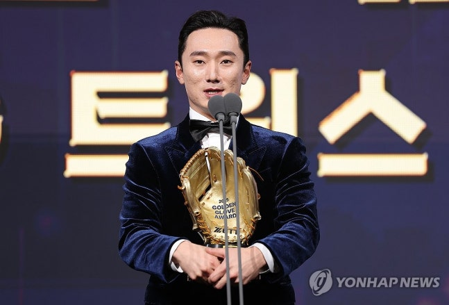 골든글러브 수상 소감 말하는 신민재 / 사진=연합뉴스