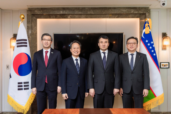 (사진 왼쪽부터)알리셰르 압두살로모프 주한 우즈베키스탄 대사, 진옥동 신한금융그룹 회장, 잠시드 호자예프 우즈베키스탄 부총리, 정상혁 신한은행장이 기념촬영을 하고 있다.