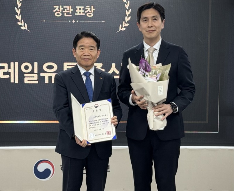 ▲ 코레일유통(좌: 코레일유통 안상덕 유통사업본부장)이 ‘2025년 청년마을 성과공유회’에서 행정안전부 장관상을 수상하고 있다.