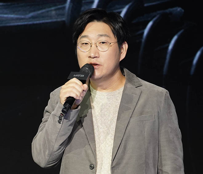 '2025 로스트아크 윈터 쇼케이스'가 진행 중이다. 사진은 스마일게이트 RPG 전재학 디렉터. 사진 제공 : 스마일게이트